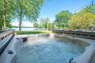 Lakeside Haven with Hot Tub