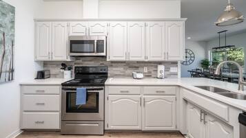 Geladeira, micro-ondas, fogão, cooktop