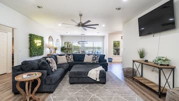 TV, tavolo da ping pong