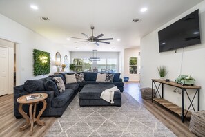 TV, ping pong - Lakeside Haven with Hot Tub by StayLage (Hot Springs)