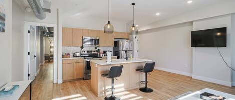 Réfrigérateur, micro-ondes, four, plaque de cuisson