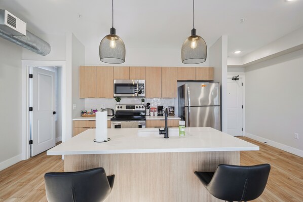 Kühlschrank, Mikrowelle, Ofen, Herdplatte