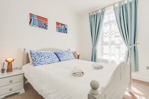 1 habitación, escritorio, tabla de planchar con plancha y cuna de viaje 