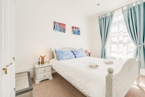 1 quarto, escrivaninha, ferros/tábuas de passar roupa, berço de viagem