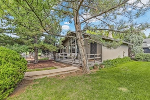Terrace/patio - Harry Potters Hideaway-Walking distance to everything! Golf, food, coffee shops  (Flagstaff)