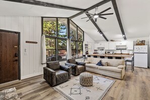 تلفزيون ذكي، ألعاب فيديو، كرة قدم الطاولة، تنس طاولة