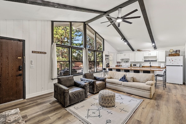 Smart-TV, videospill, fotballspill og bordtennis