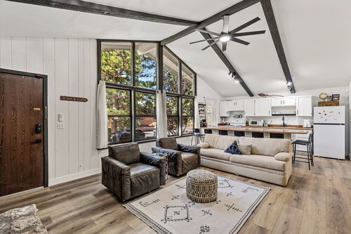 Harry Potters Hideaway-Walking distance to everything! Golf, food, coffee shops 