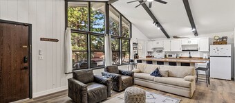 Harry Potters Hideaway-Walking distance to everything! Golf, food, coffee shops 