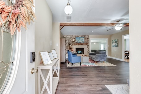 Interior. Spacious & Cozy Retreat Near OU – Perfect for Your Stay in Norman
