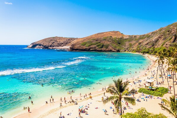 Una playa cerca, sillas reclinables de playa, toallas de playa