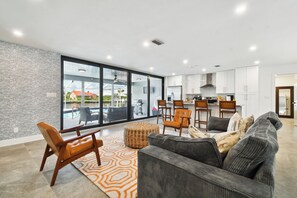 Smart TV - Waterfront 4-bedroom Pool house in fantastic Apollo Beach with AC, WiFi (Apollo Beach)