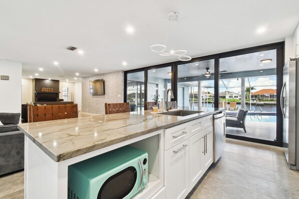 Interior - Waterfront 4-bedroom Pool house in fantastic Apollo Beach with AC, WiFi (Apollo Beach)