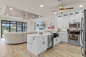 Fridge, microwave, oven, stovetop - Stunning Tropical Oasis - Gulf Access, Kayaks, Padddleboards, Bikes, Tiki - Villa Ancora - Roelens (Cape Coral)