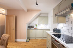 Kühlschrank, Mikrowelle, Ofen, Geschirrspüler