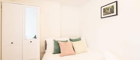 Iron/ironing board, WiFi (free), bed sheets