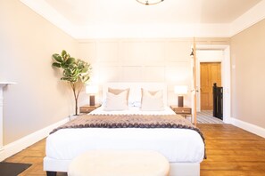 2 bedrooms, travel crib, WiFi (free), bed sheets