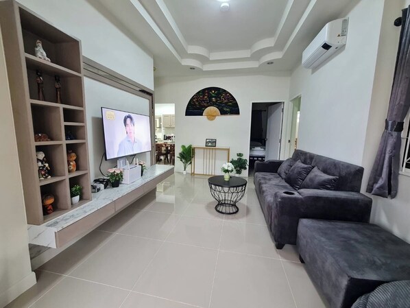 Smart TV - Perfect Home 15 mins from airport. (Saraphi)