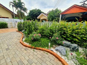 Property grounds - Perfect Home 15 mins from airport. (Saraphi)