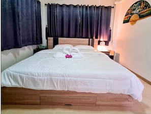 2 bedrooms, in-room safe, desk, free WiFi - Perfect Home 15 mins from airport. (Saraphi)