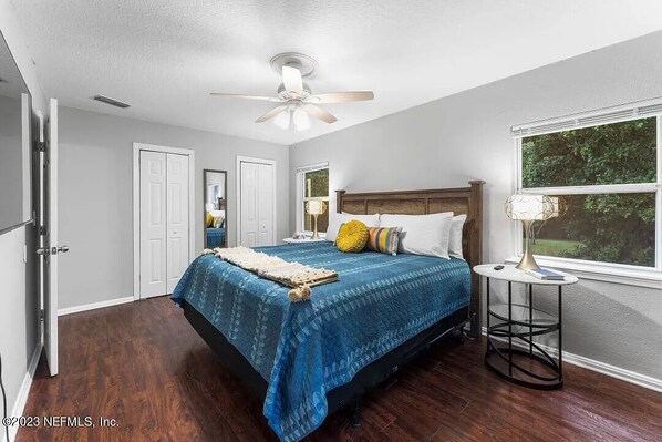 3 bedrooms, iron/ironing board, WiFi, bed sheets