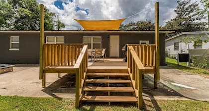 Fun Game Room Getaway: Sleeps 10, pool table, darts, fire pit, pet-friendly