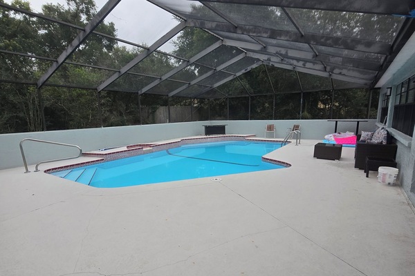 Una piscina al aire libre, una piscina climatizada