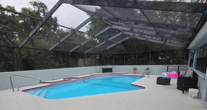 Charming 3-bedroom home, Springhill, heated pool, , 3bdrms 2bath, daybed sleep 8