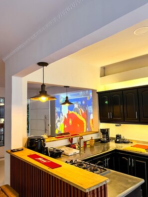 Fridge, microwave, stovetop, dishwasher - Casa Moderna en Santa Marta a 10 Min del Centro Histórico y la Bahía (Santa Marta)