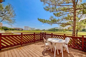 Outdoor dining - "Salt Marsh View" at Heron Pointe (Horry County)