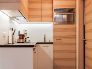 Kjøleskap, ovn, oppvaskmaskin og brødrister