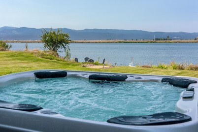 Private access to Flathead River, Private hot tub, Dock