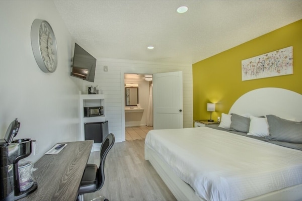 Camera singola | Una scrivania, tende oscuranti, ferro/asse da stiro, Wi-Fi gratuito