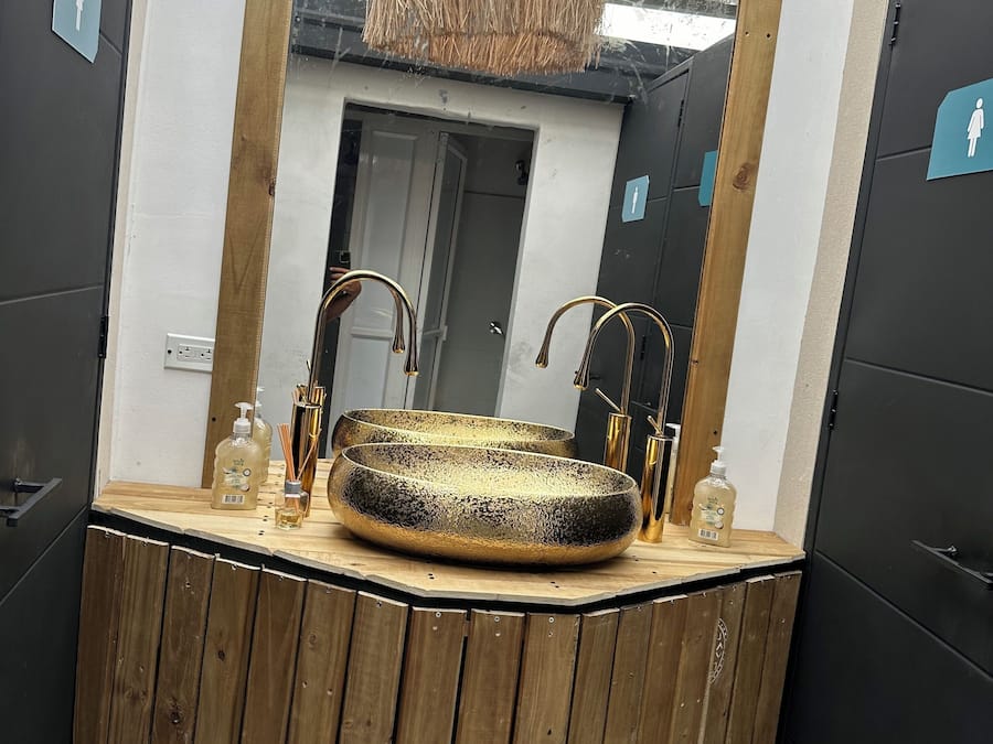 Dilengkapkan perabot secara berasingan, ruang kerja komputer riba