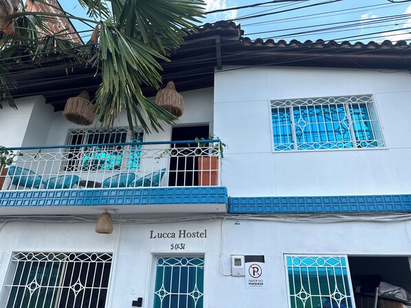 Front of property - Lucca Hostel (Medellín)