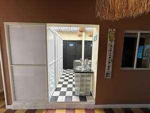 淋浴设施、大花洒淋浴喷头、毛巾、肥皂