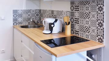 Fridge, microwave, stovetop, coffee/tea maker