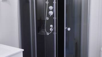 SĂšche-cheveux, serviettes fournies, savon, papier toilette