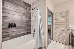 Apartament de luxe, 2 dormitoris, cuina, vistes al jardí | Bany | Banyera i dutxa independents, assecador de cabells, tovalloles i sabó 
