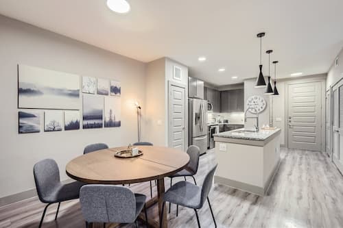 Departamento de lujo, 2 habitaciones, cocina, vista al jardín | Área de sala de estar | Tenis de mesa, monitor de computadora y impresora