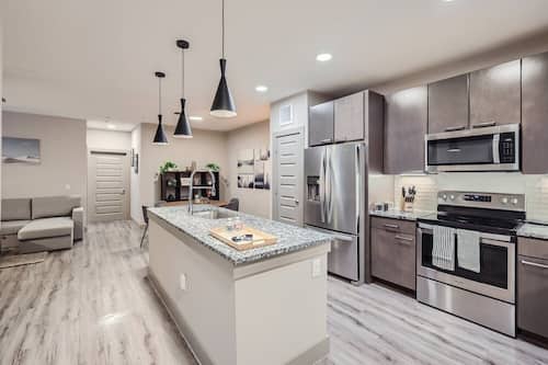 Departamento de lujo, 2 habitaciones, cocina, vista al jardín | Cocina privada | Refrigerador con congelador, microondas, horno y parrilla de estufa