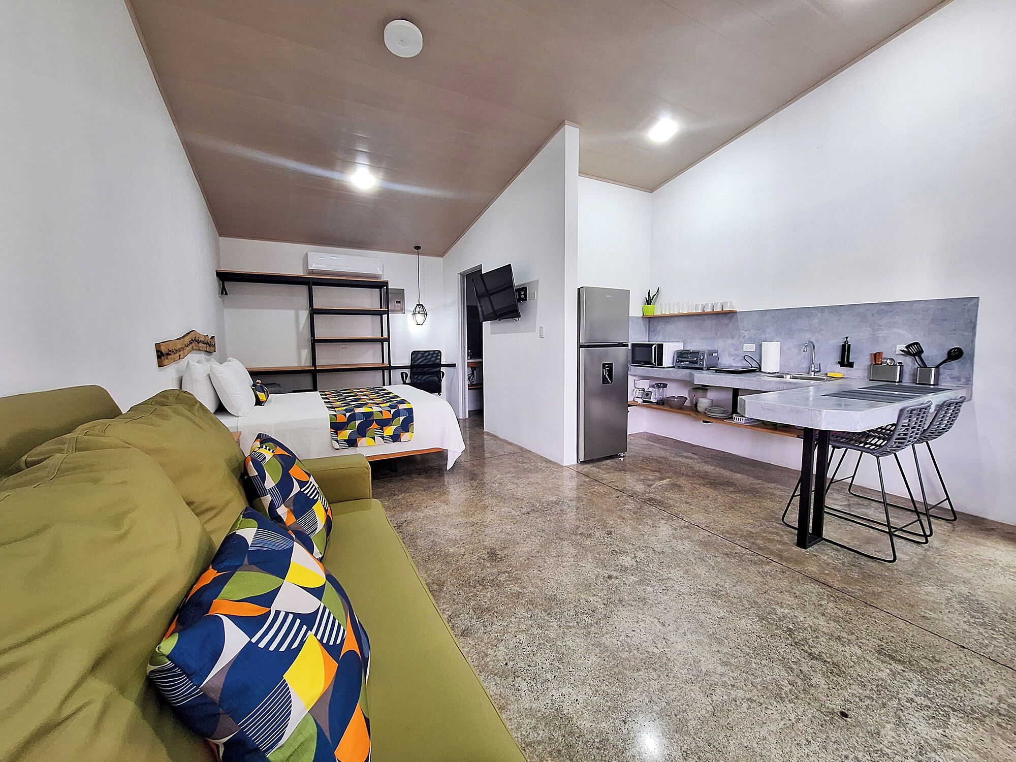 Ropa de cama de alta calidad y caja de seguridad en la habitación 
