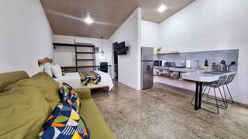 Roupas de cama premium, cofres nos quartos, escrivaninha