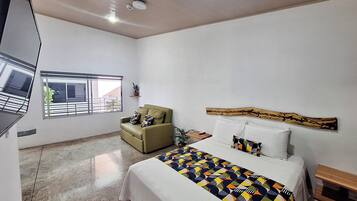 Seprai premium, brankas, meja kerja, dan ruang kerja ramah laptop