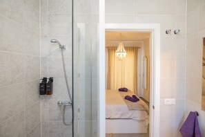 A bathroom with a shower, a toilet, and a sink. - Casa Flor del Rocío: Style, Comfort & Wi-Fi Near Seville (La Rinconada)