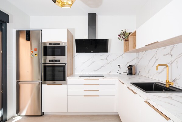 Kühlschrank, Mikrowelle, Ofen, Herdplatte