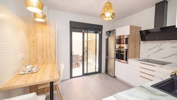 Kühlschrank, Mikrowelle, Ofen, Herdplatte