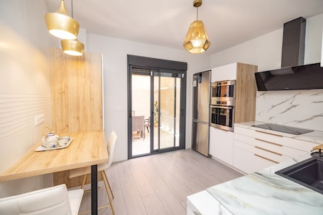 Eine moderne Küche mit Essbereich, Holzelementen und Blick ins Freie.. Casa Flor del Rocío: Nähe Sevilla, Stil, Komfort, WLAN