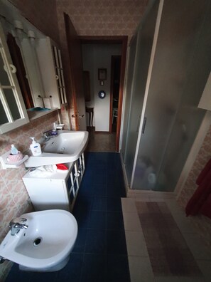 Dusch, hårtork och handdukar