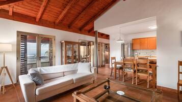 Een televisie, een dvd-speler en een stereo